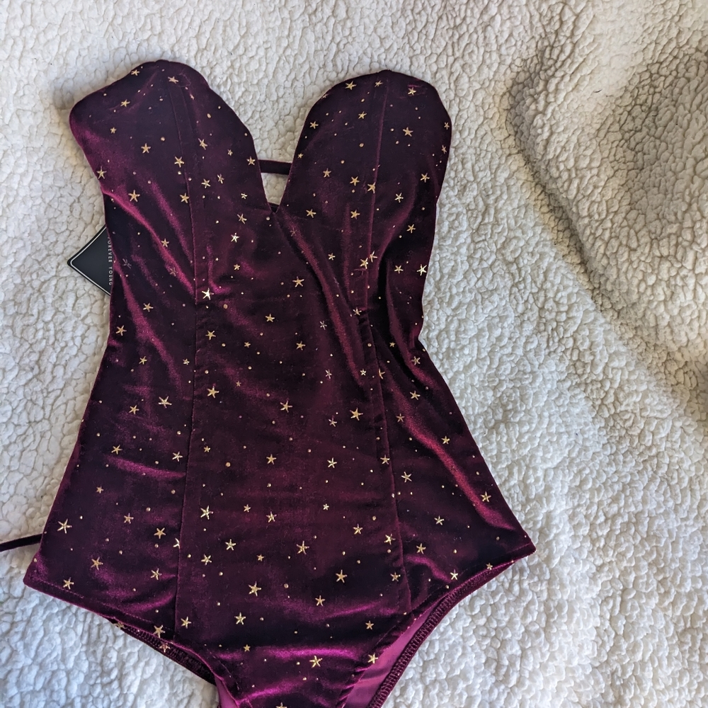 Sleeveless velvet maroon body suit